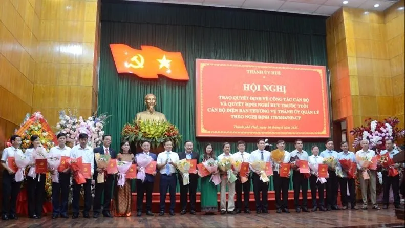 Bí thư Thành ủy Lê Trường Lưu trao các quyết định nghỉ hưu trước tuổi theo nguyện vọng dsc-8343.jpg
