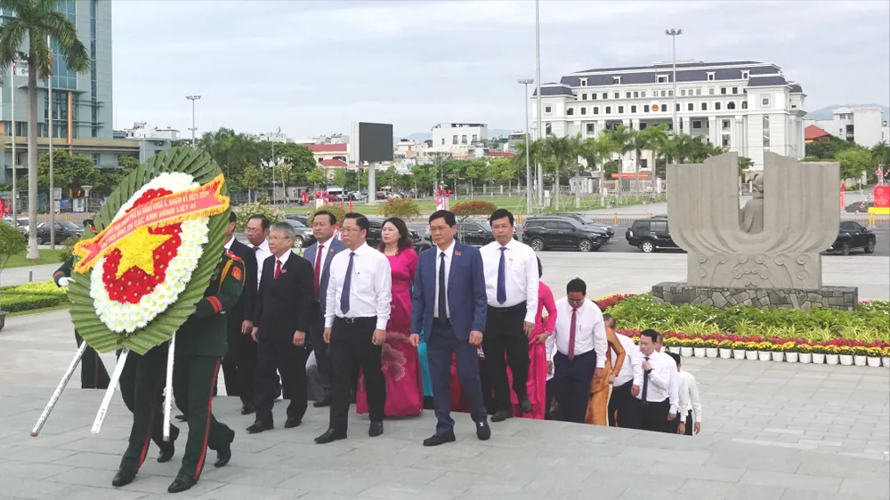 Ông Nguyễn Đức Dũng, Phó Bí thư Thành ủy, Chủ tịch HĐND TP Đà Nẵng dẫn đầu đoàn lãnh đạo tại Đài tưởng niệm TP Đà Nẵng. Ảnh: XUÂN QUỲNH
