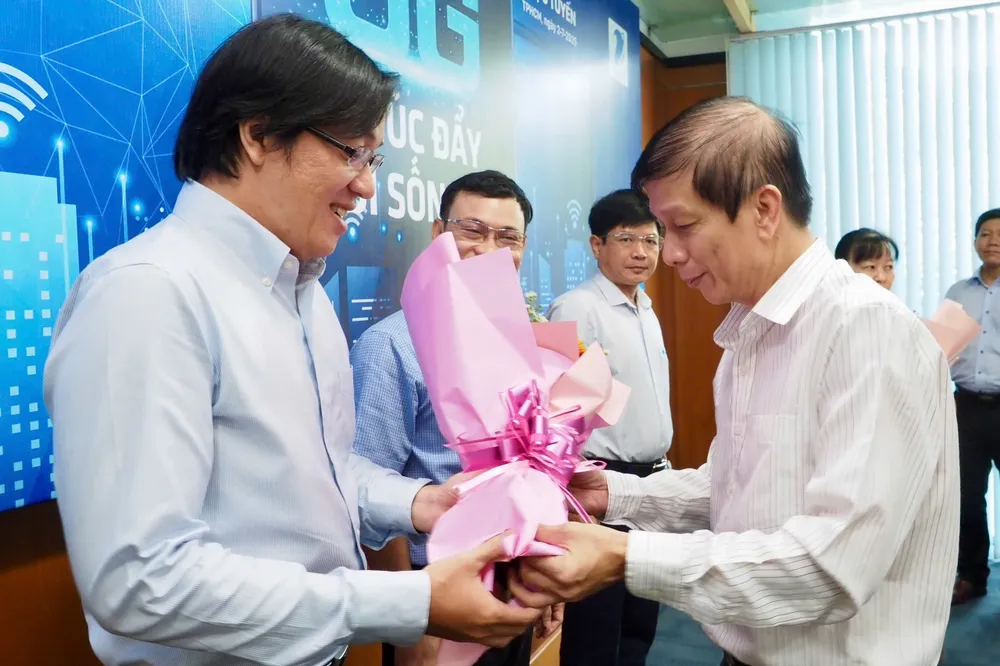 Phó Tổng biên tập Phụ trách Nguyễn Khắc Văn tặng hoa khách mời. Ảnh: HOÀNG HÙNG gen-h-z6762954225749_674c4766d55642c8dc26368b038d1f42.jpg