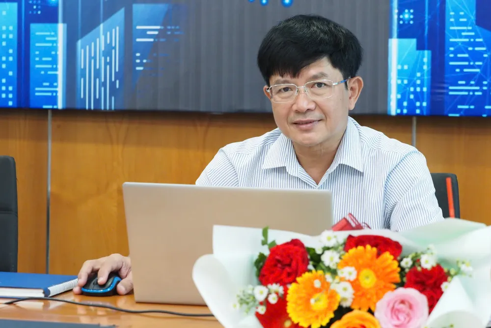 Ông Trần Lâm Thịnh, Phó Giám đốc VNPT, TPHCM trả lời câu hỏi bạn đọc tại buổi giao lưu. ẢNh: HOÀNG HÙNG gen-o-Ông Trần Lâm Thịnh, Phó Giám đốc VNPT, TPHCM.jpg