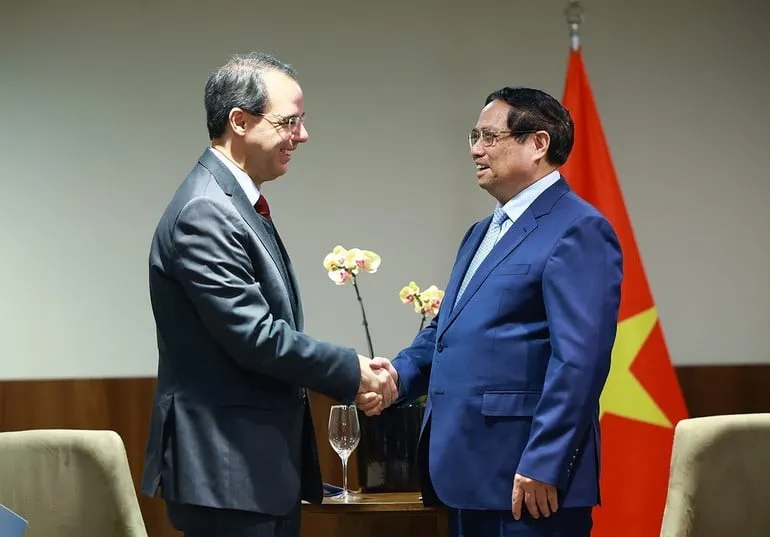 Thủ tướng Phạm Minh Chính tiếp ông José Serrador Neto, Phó Chủ tịch toàn cầu, Quan hệ đối ngoại Tập đoàn Embraer, Tập đoàn đa ngành, hoạt động chủ yếu trong lĩnh vực hàng không và công nghiệp vũ trụ. Ảnh: TTXVN) 5.jpeg