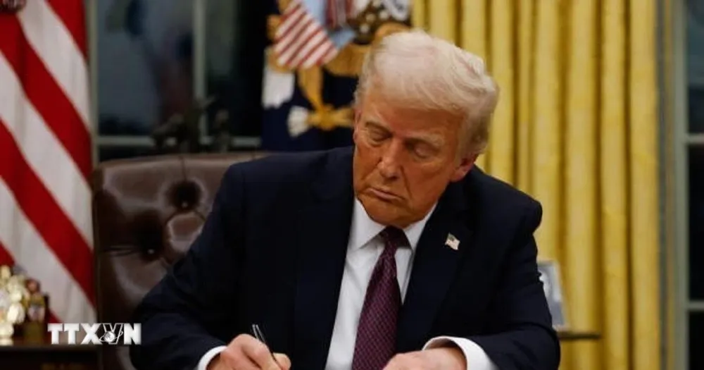 Tổng thống Mỹ Donald Trump ký một sắc lệnh tại Nhà Trắng, Washington D.C. Ảnh: Getty Images/TTXVN