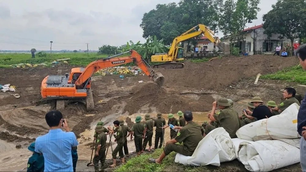 Bắc Ninh sử dụng máy xúc khắc phục sự cố mạch sủi xuất hiện trên đê tả sông Cầu tháng 7-2025