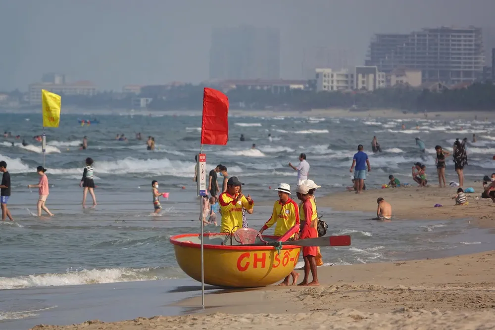 Lực lượng cứu hộ tăng cường ứng trực tại bãi tắm ở TP Đà Nẵng. Ảnh: XUÂN QUỲNH IMG_7430.jpeg