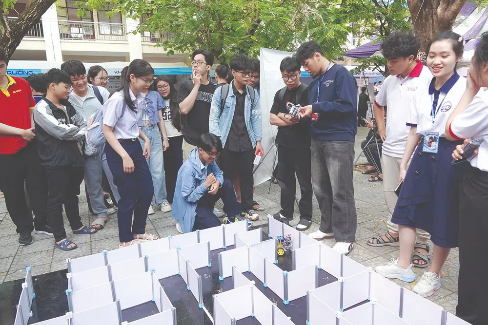 Em Nguyễn Gia Bách (Trường THPT chuyên Lê Quý Đôn, TP Đà Nẵng) giới thiệu sản phẩm STEM tại Triển lãm BKDN Techshow 2025. Ảnh: XUÂN QUỲNH IMG_7439.jpeg
