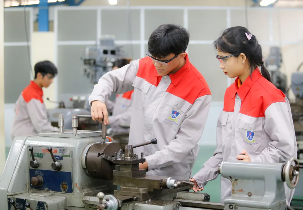 Sinh viên ngành Kỹ thuật cơ khí học trường ĐH Nguyễn Tất Thành trong giờ thực hành Sinh viên ngành Kỹ thuật cơ khí học thực hành .jpg