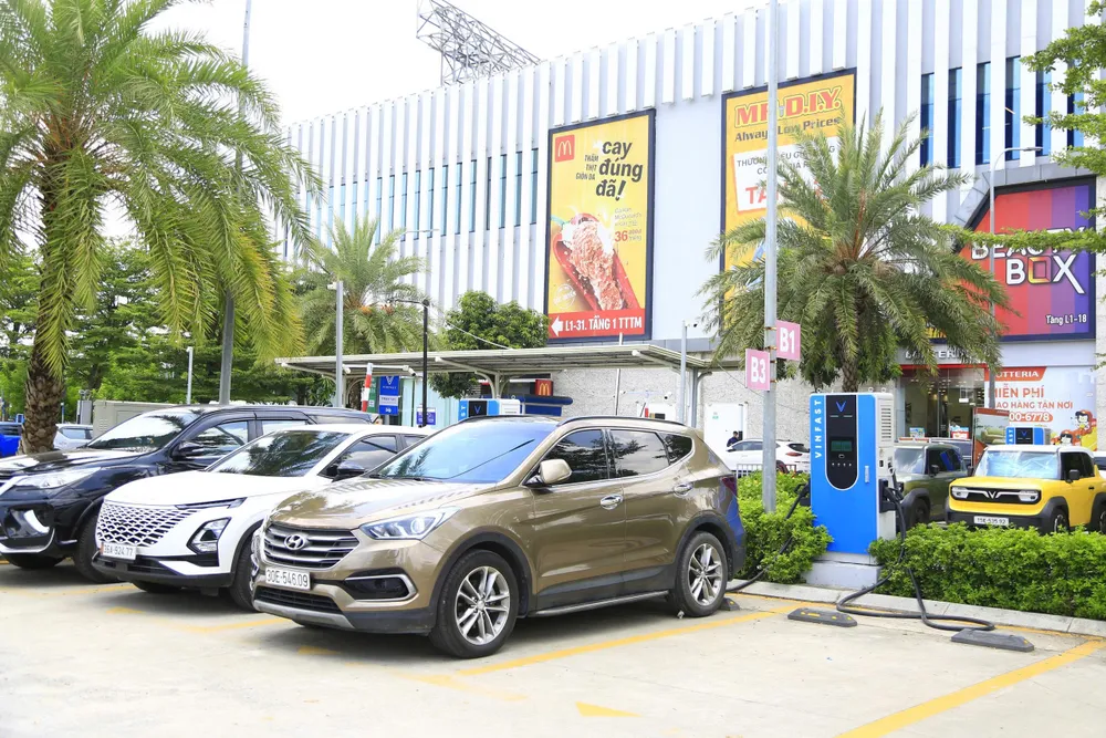 Với thiết kế trạm sạc điện cạnh trung tâm thương mại và quán cà phê, khách hàng có thể sử dụng dịch vụ trong lúc chờ sạc xe S5B.jpg