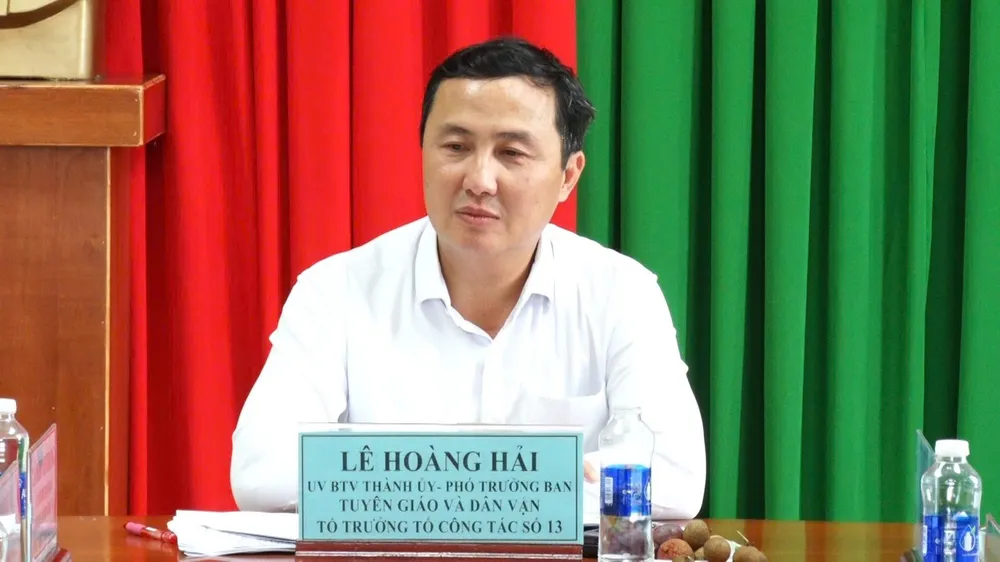 សមមិត្ត Le Hoang Hai ធ្វើជាអធិបតីសម័យប្រជុំការងារជាមួយឃុំ Phuoc Hai។ 1 anh Hai.jpg