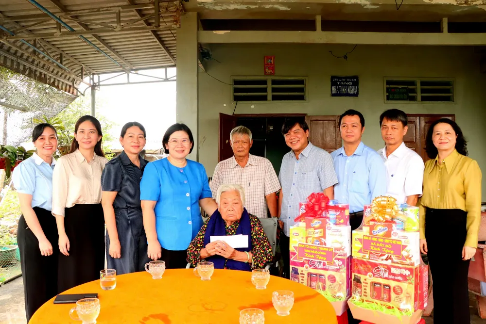 សមមិត្ត Van Thi Bach Tuyet សមាជិកគណៈកម្មាធិការអចិន្ត្រៃយ៍នៃគណៈកម្មាធិការបក្សទីក្រុង ប្រធានគណៈកម្មាធិការរៀបចំនៃគណៈកម្មាធិការបក្សទីក្រុង និងជាសមាជិកក្រុមការងារលេខ៦ រួមជាមួយថ្នាក់ដឹកនាំមូលដ្ឋានបានអញ្ជើញទៅសួរសុខទុក្ខ និងជូនអំណោយដល់វីរៈនារីវៀតណាម Nguyen Thi Chinh។ រូបថត៖ វ៉ាន់ អាន 4 chị tuyết.jpg