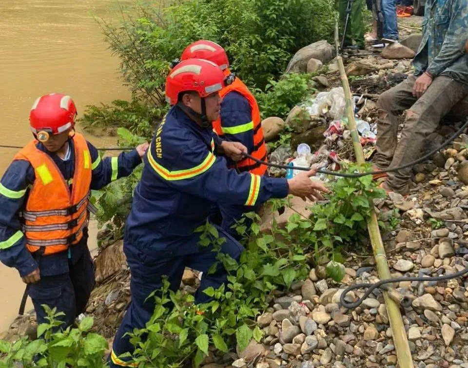 Lực lượng chức năng được huy động cứu nạn nhân và tiến hành trục vớt xe bán tải 8ed8f0c972c236c7bd3b3d4f0ba6c2cc.jpeg