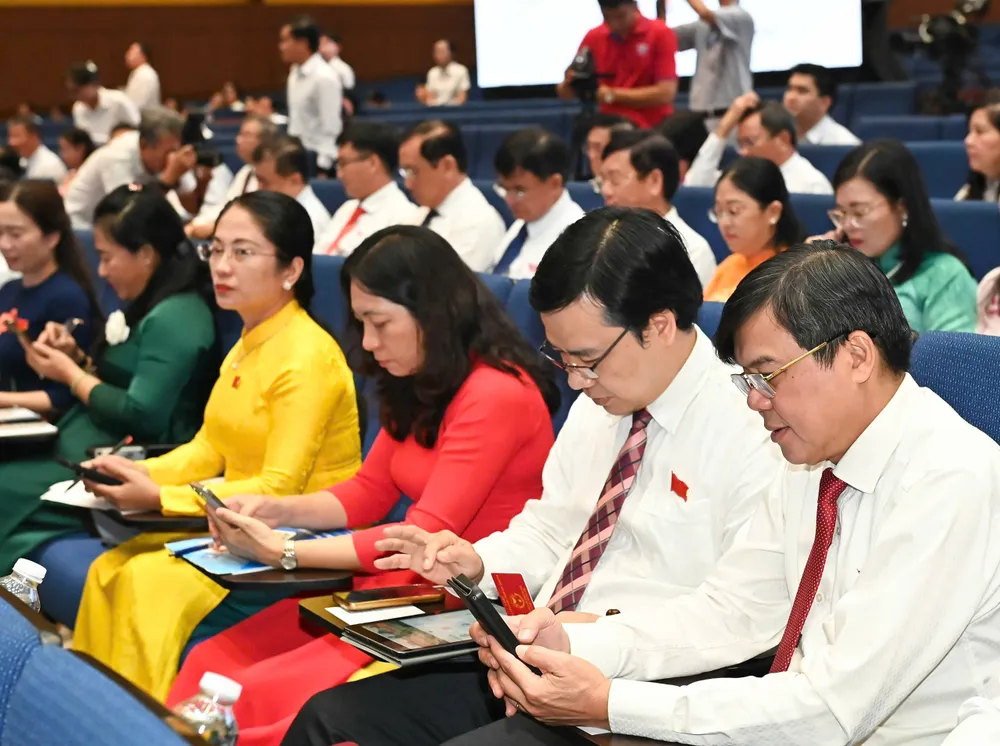 Các đại biểu biểu quyết giới thiệu nhân sự qua app. Ảnh: VIỆT DŨNG gen-o-bieu quyet.jpg