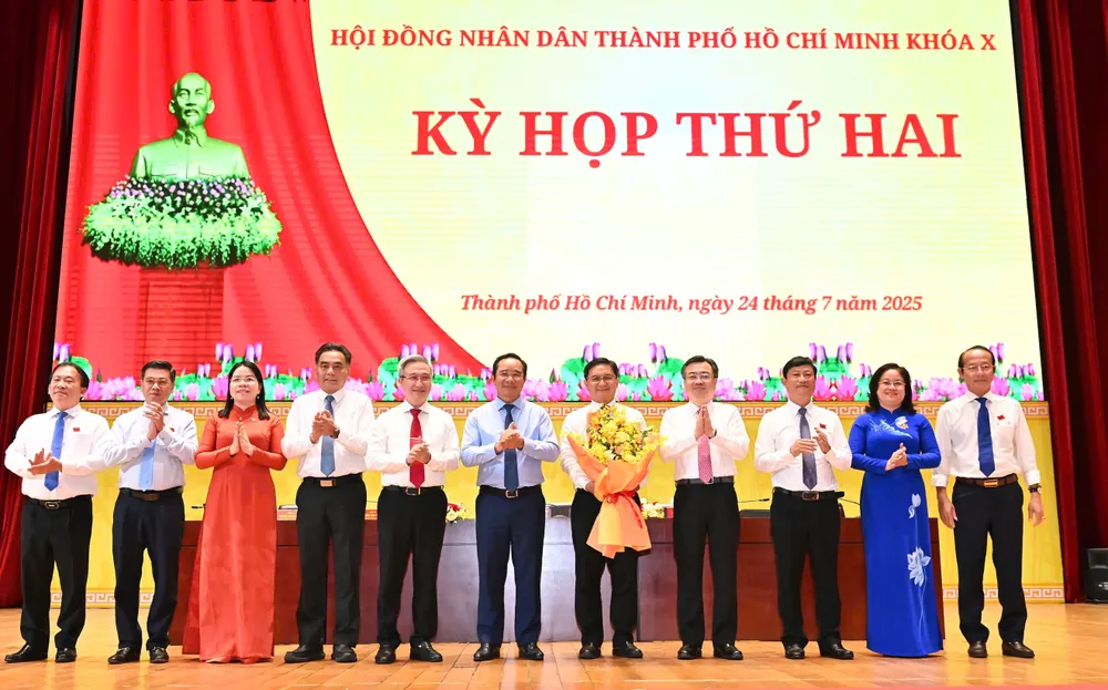 Các đồng chí lãnh đạo TPHCM chúc mừng đồng chí Nguyễn Mạnh Cường được bầu giữ chức Phó Chủ tịch UBND TPHCM. Ảnh VIỆT DŨNG gen-o-Cuong 1.jpg