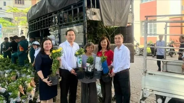 Bí thư Đảng ủy phường Vũng Tàu (thứ 2 từ trái qua) tặng hoa làm đẹp các khu phố của phường