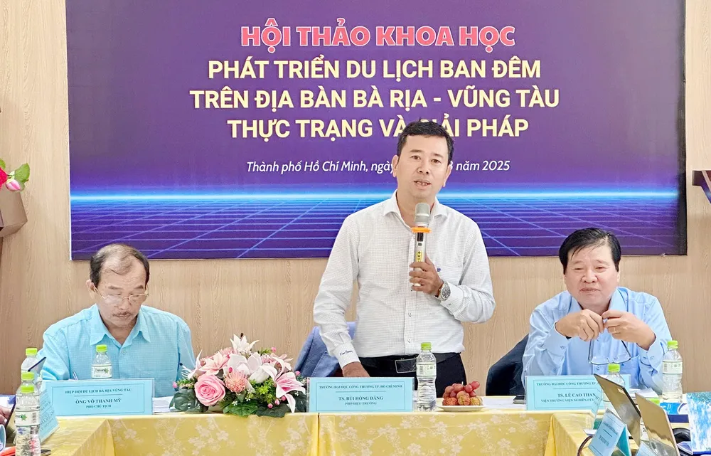 Các đại biểu chủ trì hội thảo