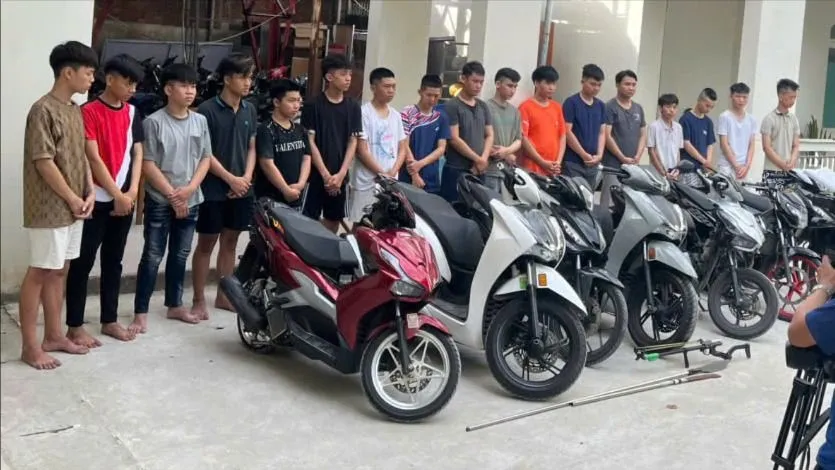 Các đối tượng tại cơ quan điều tra. Ảnh: CACC z6864023706791_9081d11a7db147dc9d00eb750f9692d2.jpg