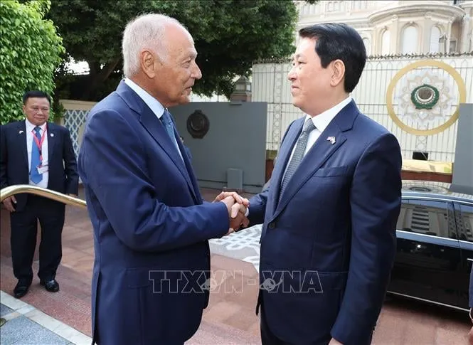 Tổng Thư ký Liên đoàn Arab Ahmed Aboul Gheit đón Chủ tịch nước Lương Cường. Ảnh: TTXVN 1.jpg