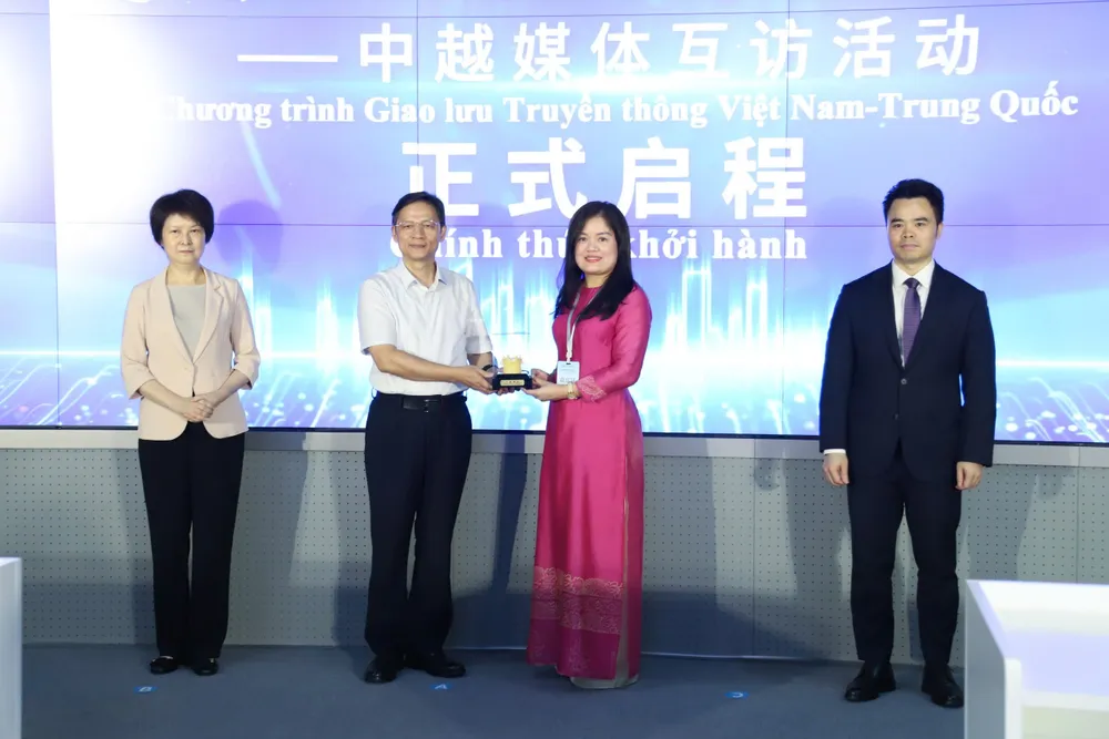 Đại diện 2 bên trao quà lưu niệm cho nhau. Ảnh: TRẦN THƯỜNG gen-h-QUANG TAY 1.jpg