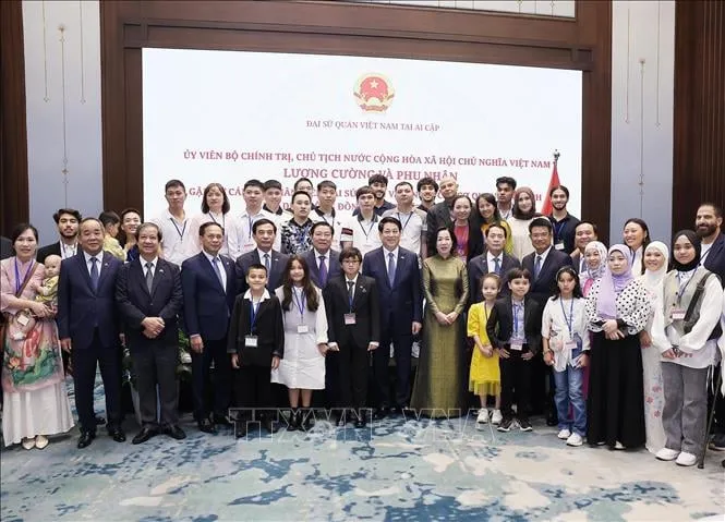 Chủ tịch nước Lương Cường và Phu nhân cùng đoàn đại biểu cấp cao Việt Nam với cán bộ, nhân viên Đại sứ quán, các cơ quan và đại diện cộng đồng người Việt Nam tại Ai Cập. Ảnh: TTXVN 3.jpeg