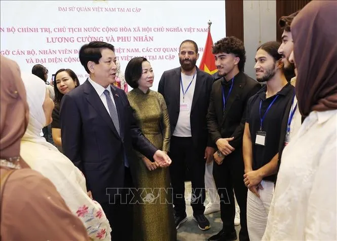 Chủ tịch nước Lương Cường và Phu nhân với kiều bào đang làm việc, sinh sống tại Ai Cập. Ảnh: TTXVN 4.jpeg