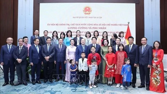Chủ tịch nước Lương Cường và Phu nhân cùng đoàn đại biểu cấp cao Việt Nam với cán bộ, nhân viên Đại sứ quán Việt Nam tại Ai Cập. Ảnh: TTXVN 5.jpeg