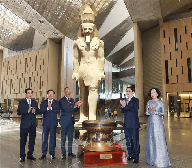 Chủ tịch nước Lương Cường tặng Đại Bảo tàng Ai Cập phiên bản Trống đồng của Việt Nam. Ảnh: TTXVN 7.jpeg