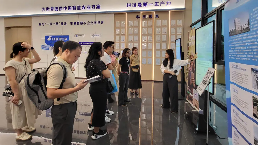 Đoàn báo chí chủ lực Việt Nam đang nghe giới thiệu ứng dụng AI vào sản xuất nông nghiệp 7.jpg