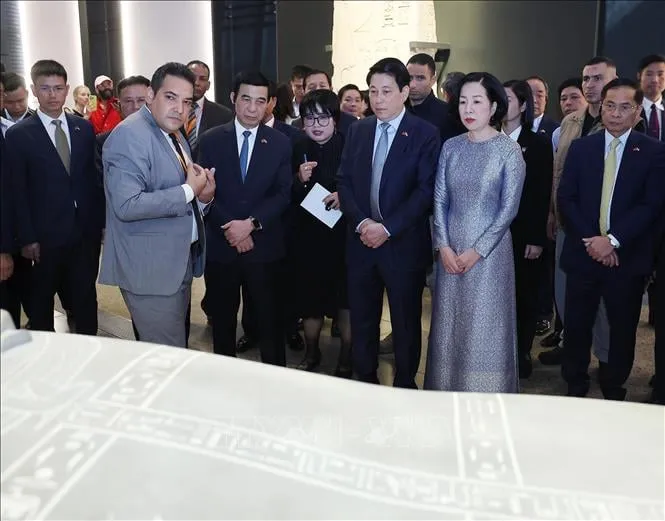 Chủ tịch nước Lương Cường và Phu nhân cùng các đại biểu tham quan Đại Bảo tàng Ai Cập. Ảnh: TTXVN 8.jpeg