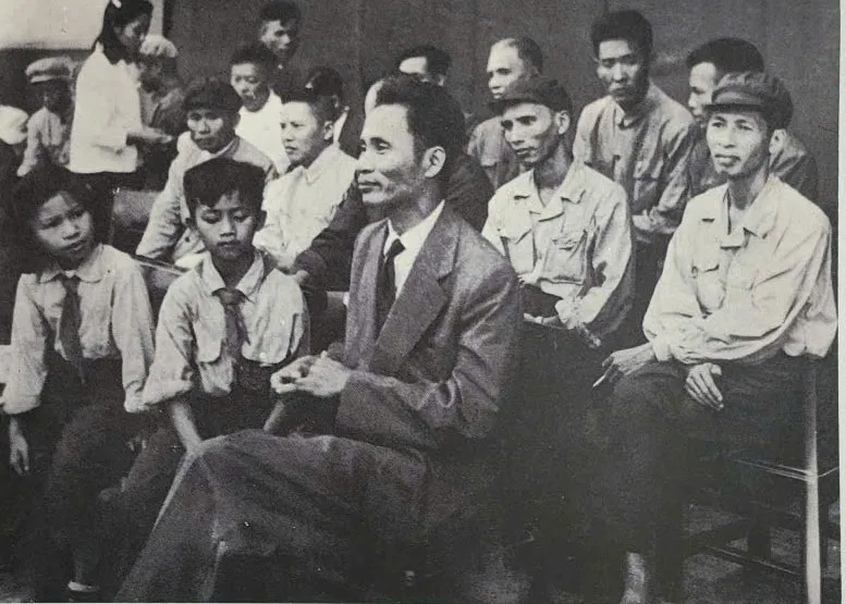Năm 1954, trên đường trở về từ Hội nghị Geneva, Thụy Sĩ, Phó Thủ tướng Phạm văn Đồng đã ghé thăm giáo viên và sinh viên Trường Dục Tài Nam Ninh 9.jpg