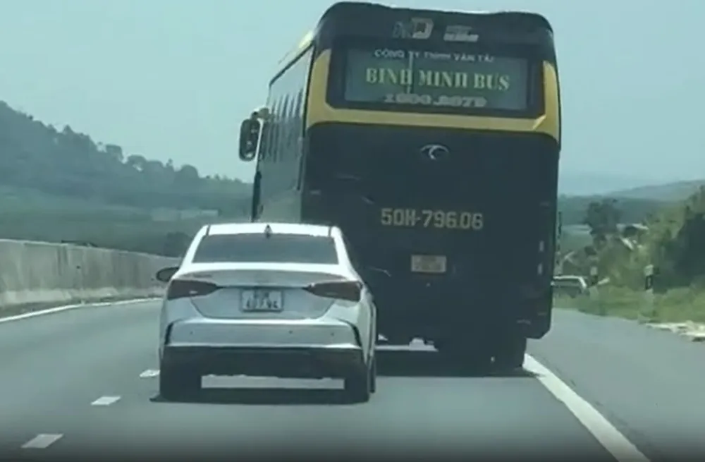 Tài xế xe khách lấn làn dừng khẩn cấp, tạt đầu xe ô tô trên đường cao tốc Phan Thiết - Dầu Giây 95fa30f7-b2f5-46f5-8f76-ec2200f09aba.jpg