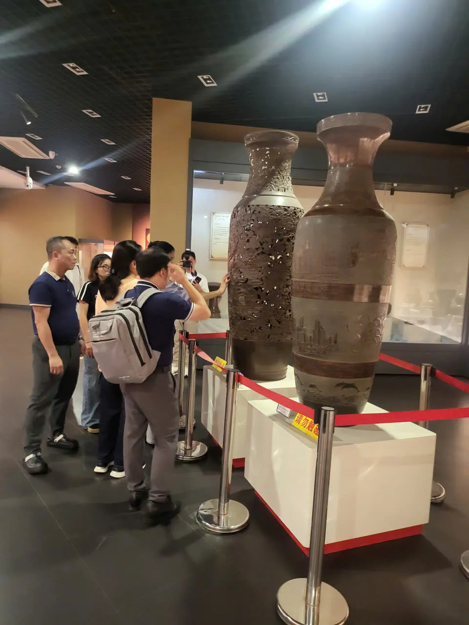 Cặp bình gốm do 3 nghệ nhân của 3 thành phố Thượng Hải, Nam Ninh, Khâm Châu cùng làm trong 3 tháng và nung trong 3 ngày. Đây là một trong những báu vật của Bảo tàng gen-h-z6879551498865_a27c2e206c77b1e8b74f77ffea11f7db.jpg