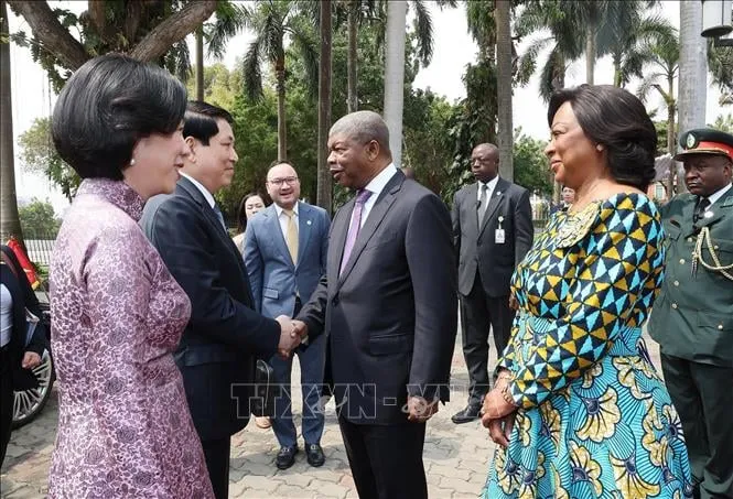 Tổng thống João Manuel Gonçalves Lourenço và Phu nhân đón Chủ tịch nước Lương Cường và Phu nhân. Ảnh: TTXVN 2.jpeg