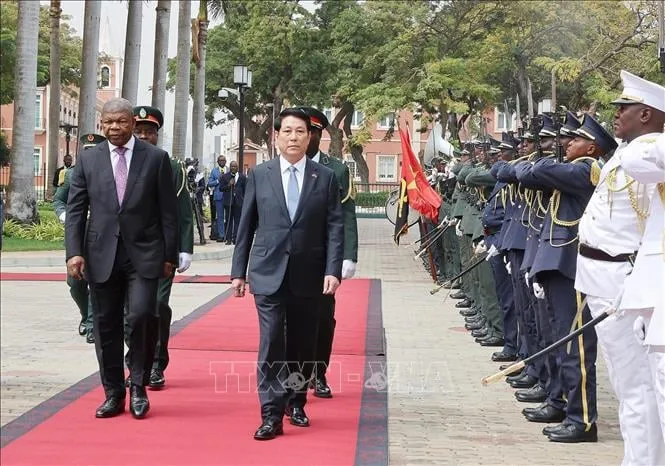 Chủ tịch nước Lương Cường và Tổng thống João Manuel Gonçalves Lourenço duyệt Đội danh dự. Ảnh: TTXVN 3.jpeg