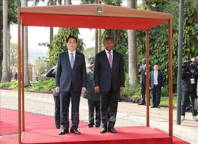 Chủ tịch nước Lương Cường và Tổng thống Angola João Manuel Gonçalves Lourenço nghe quân nhạc cử Quốc thiều hai nước. Ảnh: TTXVN 4.jpeg