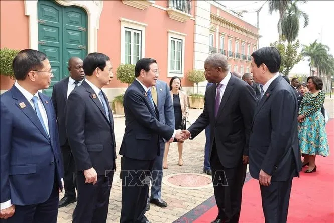Chủ tịch nước Lương Cường giới thiệu thành viên đoàn Việt Nam với Tổng thống Angola João Manuel Gonçalves Lourenço và Phu nhân. Ảnh: TTXVN 6.jpeg