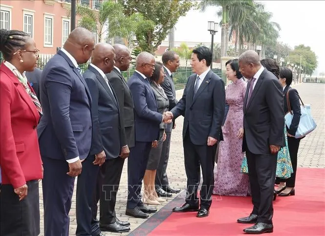 Tổng thống João Manuel Gonçalves Lourenço giới thiệu thành viên đoàn Angola với Chủ tịch nước Lương Cường và Phu nhân. Ảnh: TTXVN 8.jpeg