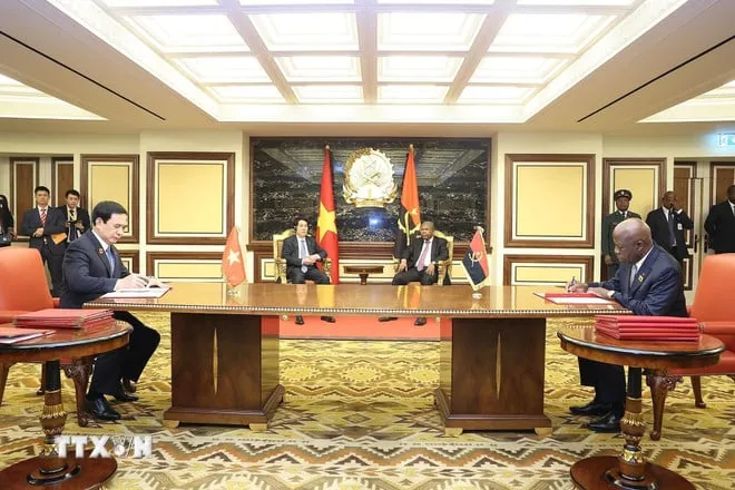 Chủ tịch nước Lương Cường và Tổng thống Angola João Manuel Gonçalves Lourenço chứng kiến lễ ký Ý định thư về thúc đẩy hợp tác quốc phòng giữa Việt Nam và Angola. Ảnh: TTXVN 3.jpg