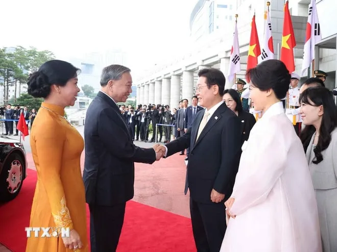 Tổng thống Hàn Quốc Lee Jae Myung và Phu nhân đón Tổng Bí thư Tô Lâm và Phu nhân. Ảnh: TTXVN TBT2.jpg