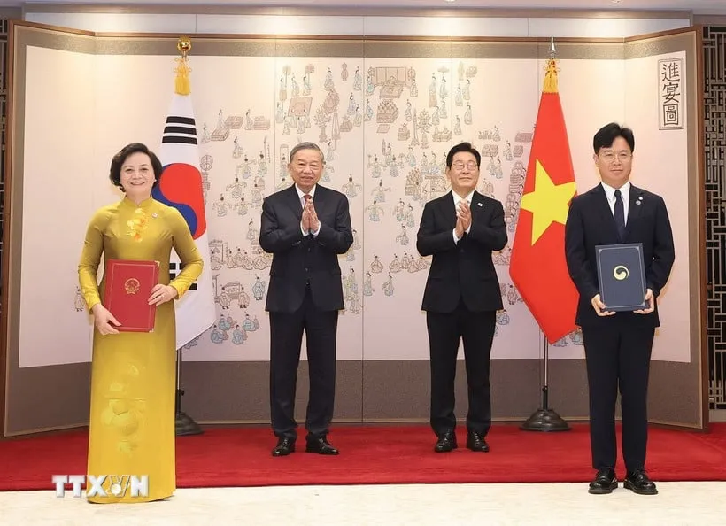 Tổng Bí thư Tô Lâm và Tổng thống Hàn Quốc Lee Jae Myung chứng kiến lễ trao Bản ghi nhớ về phái cử và tiếp nhận lao động sang làm việc tại Hàn Quốc theo chương trình EPS, ký giữa Bộ Nội vụ Việt Nam và Bộ Lao động và Việc làm Hàn Quốc. Ảnh: TTXVN