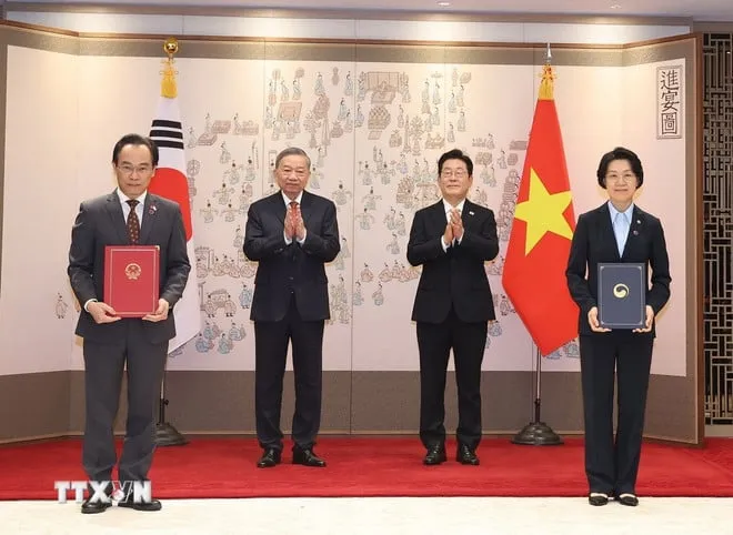 Tổng Bí thư Tô Lâm và Tổng thống Hàn Quốc Lee Jae Myung chứng kiến lễ trao Thỏa thuận sửa đổi bổ sung Bản ghi nhớ giữa Bộ Giáo dục và Đào tạo Việt Nam với Bộ Giáo dục Hàn Quốc về hợp tác giáo dục. Ảnh: TTXVN TBT4.jpg