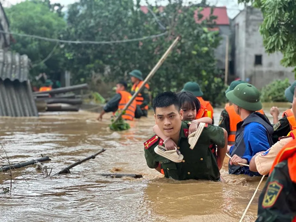 Các chiến sĩ công an hỗ trợ người dân xuyên ngày, trắng đêm di chuyển người và tài sản đến vùng an toàn 3.jpg