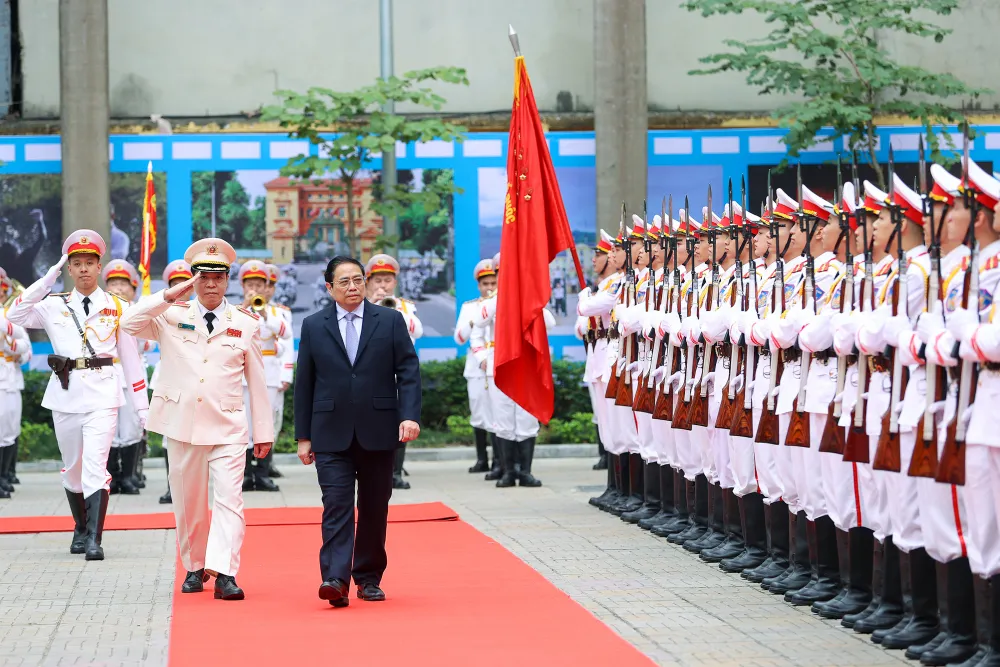 Lực lượng Công an nhân dân luôn là "Thanh bảo kiếm" của Đảng, Nhà nước, "Lá chắn thép" vững chắc trong bảo vệ an ninh Tổ quốc, đấu tranh với các loại tội phạm, giữ gìn cuộc sống bình yên, hạnh phúc, ấm no của Nhân dân. Ảnh VGP 5.jpg