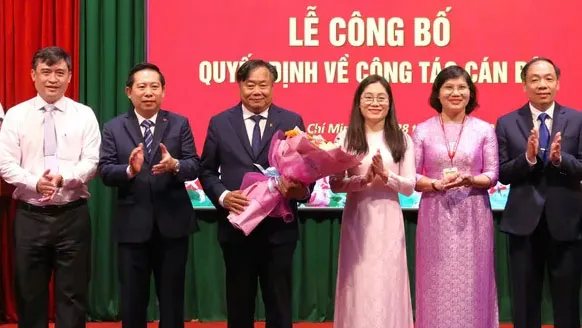 PGS.TS Nguyễn Quốc Dũng (người ôm bó hoa) và một số cán bộ lãnh đạo Học viện Chính trị khu vực II Hoc-vien.jpg