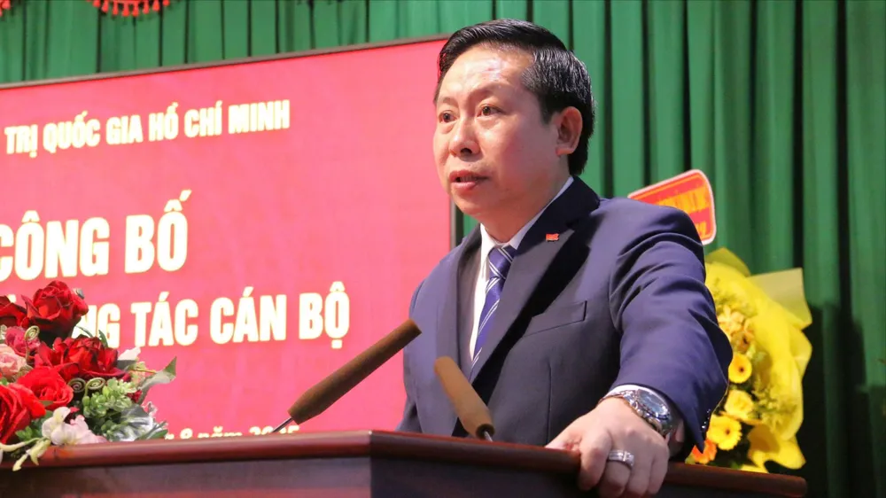 PGS.TS Nguyễn Tấn Vinh, tân Giám đốc Học viện Chính trị khu vực II, phát biểu nhận nhiệm vụ Thầy Vinh phát biểu nhận nhiệm vụ.jpg