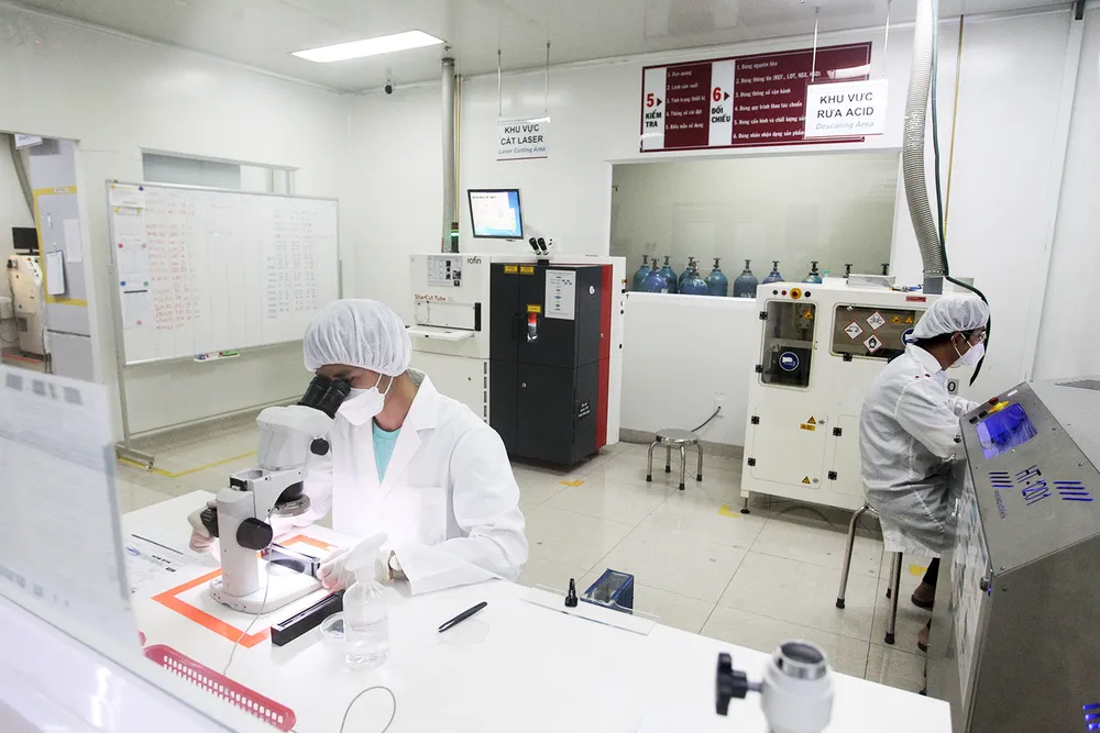 Sản xuất và nghiên cứu, phát triển stent mạch vành thế hệ mới tại một doanh nghiệp trong Khu Công nghệ cao TPHCM. Ảnh: Hoàng Hùng A2b.jpg