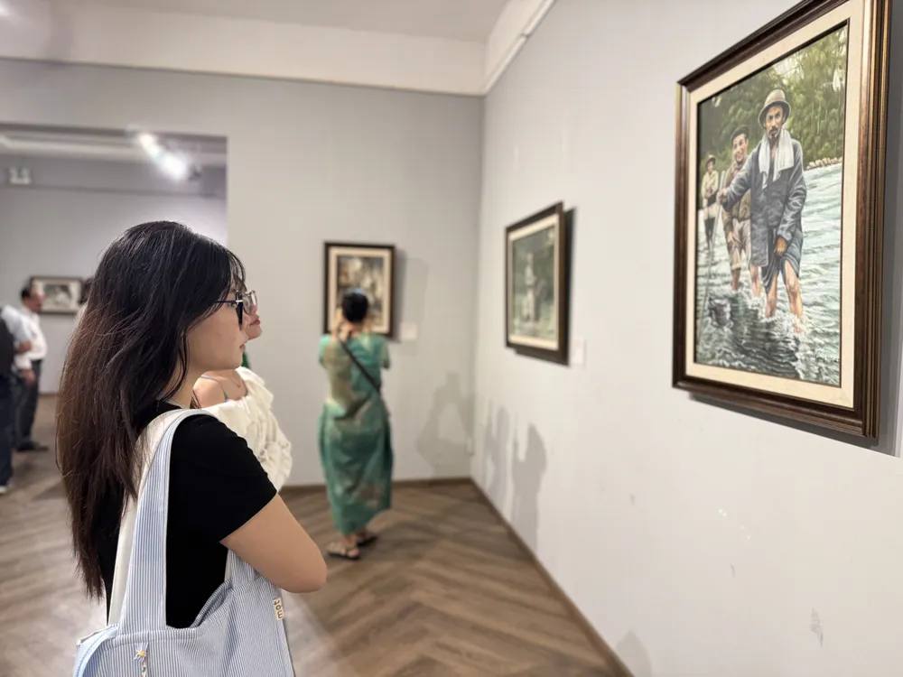 Khách tham quan chuyên đề Hồ Chí Minh - Chân dung một con người tại Bảo tàng Mỹ thuật TPHCM