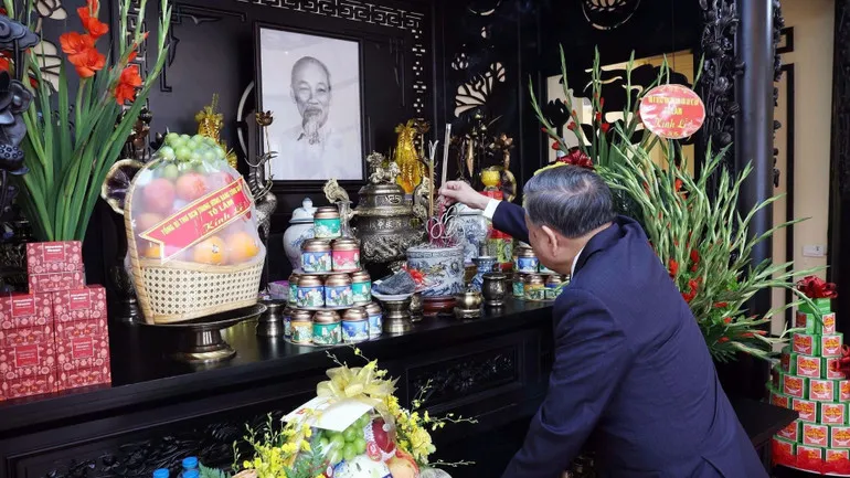 Tổng Bí thư dâng hương tại khu di tích. Ảnh: TTXVN TBT1.jpg