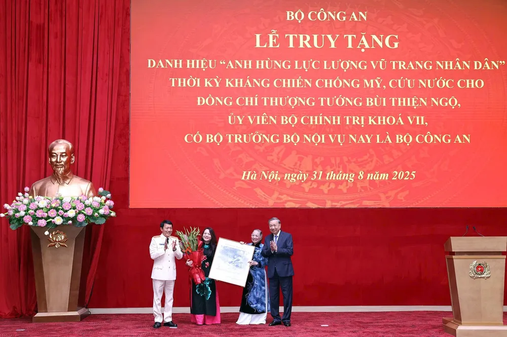 Tổng Bí thư Tô Lâm, Bộ trưởng Bộ Công an Lương Tam Quang trao quà và tặng hoa chúc mừng gia đình cố Bộ trưởng Bùi Thiện Ngộ. Ảnh: Bộ Công an TBT3.jpg