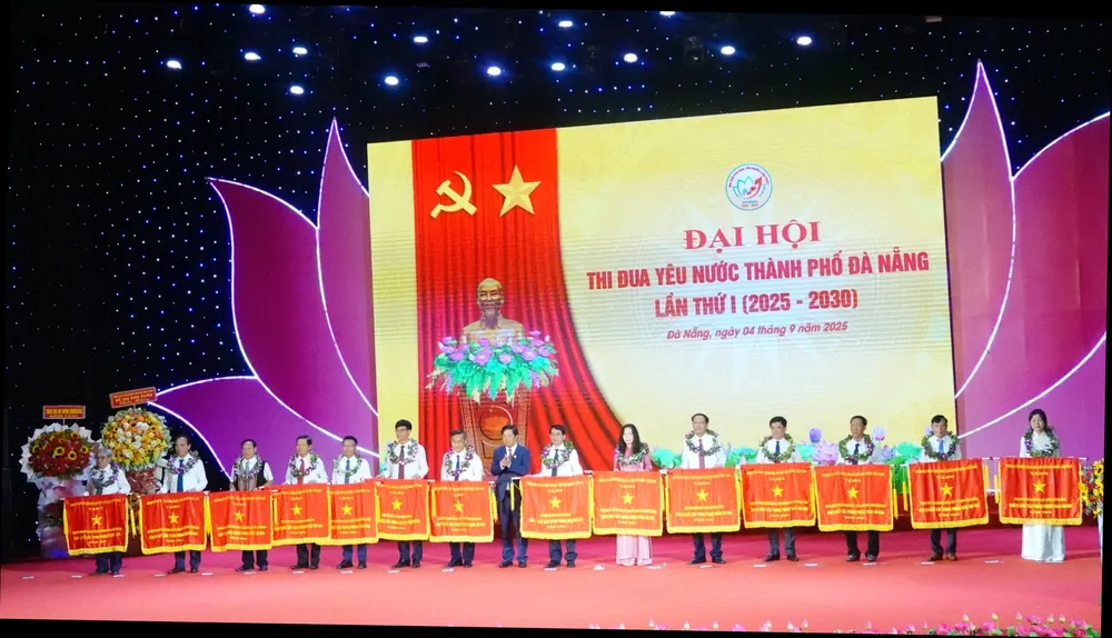 Ông Lương Nguyễn Minh Triết, Chủ tịch UBND TP Đà Nẵng trao Cờ thi đua của Chính phủ đến 14 tập thể. Ảnh: XUÂN QUỲNH DSC04859.JPG