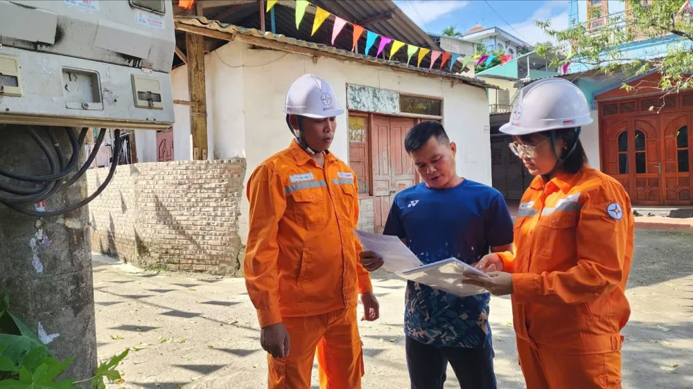 Cán bộ điện lực đến tận hộ gia đình giải thích lý do hóa đơn tiền điện tăng trong tháng 8-2025