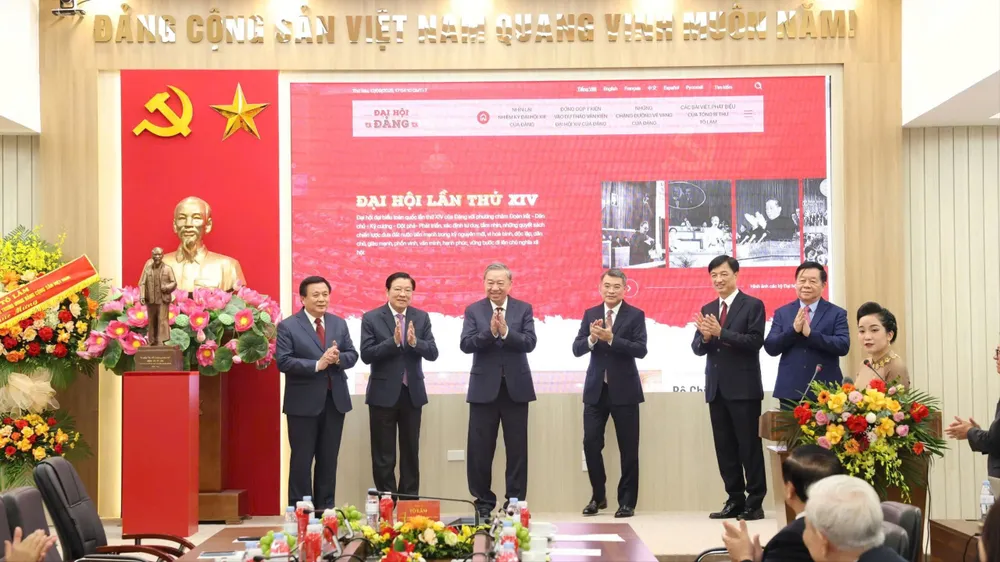 Tổng Bí thư Tô Lâm và các đồng chí lãnh đạo Đảng, Nhà nước đã ấn nút khai trương Trang thông tin điện tử “Đảng Cộng sản Việt Nam - Đại hội XIV”. Ảnh VIẾT CHUNG